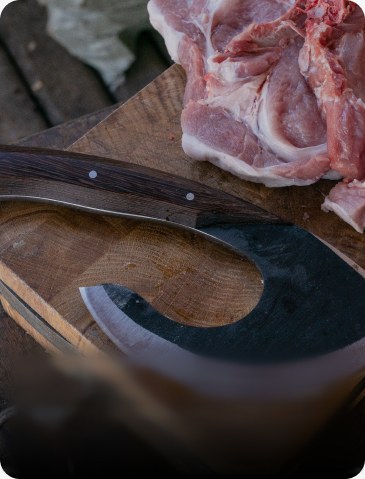 Топор «Антилох» и мясо на разделочной доске